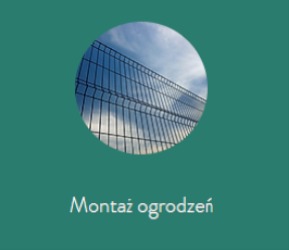 Fragment metalowego ogrodzenia panelowego na tle błękitnego nieba, widoczny w okrągłym wycięciu na jednolitym, turkusowym tle. Tekst 'Montaż ogrodzeń' poniżej.