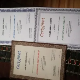 Trzy certyfikaty ukończenia szkoleń: dwa z zakresu podstaw dezynsekcji i jeden z zakresu podstaw deratyzacji, wszystkie wystawione przez Konsultacje Entomologiczne, widoczne podpisy organizatora...