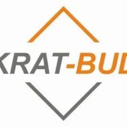 Logo firmy KRAT-BUD z pomarańczowym akcentem nad nazwą i szarym symbolem pod nią, na białym tle.
