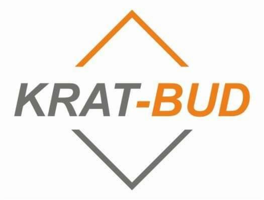 Logo firmy KRAT-BUD z pomarańczowym akcentem nad nazwą i szarym symbolem pod nią, na białym tle.