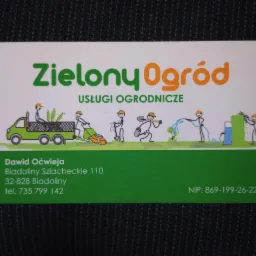 Wizytówka firmy 'Zielony Ogród' oferującej usługi ogrodnicze, przedstawiająca ilustracje prac ogrodowych, adres i numer telefonu.