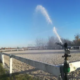 Zakładanie automatycznego nawadniania na wybiegu konnym