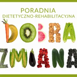 Napis 'Poradnia dietetyczno-rehabilitacyjna. Dobra Zmiana' ułożony z warzyw i owoców: marchewka, banan, kiwi, arbuz, orzechy włoskie, seler naciowy, szparagi, kukurydza, bakłażan, maliny, ogórki...