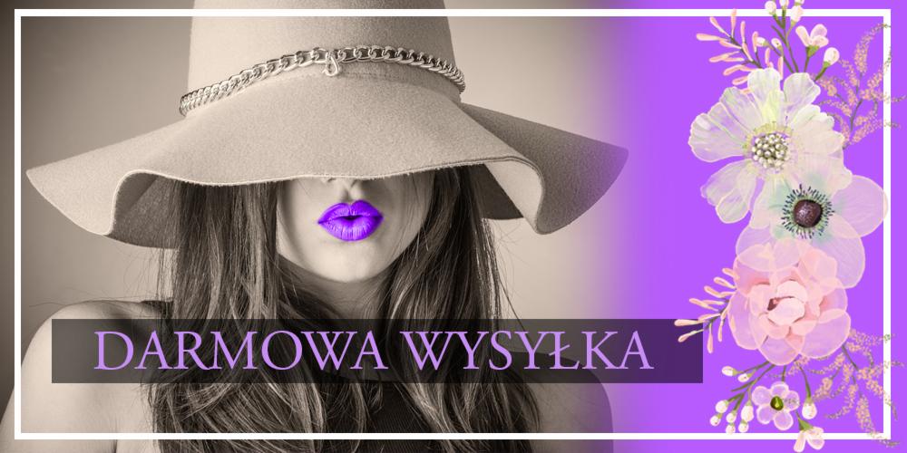 Kobieta w kapeluszu z szerokim rondem i łańcuszkiem, z fioletowymi ustami, na tle grafiki z kwiatami i napisem 'Darmowa Wysyłka'.