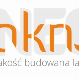 Logo firmy produkującej okna o nazwie 'OKNO', z hasłem 'jakość budowana latami' w kolorze pomarańczowym i szarym na białym tle.
