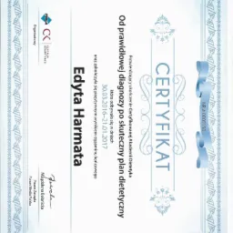 Certyfikat ukończenia Akademii Dietetyka potwierdzający wiedzę z zakresu planowania dietetycznego, podpisany przez Magdalenę Balanicką, Prezesa Zarządu Forum Media Polska, wydany dla Edyty Harmaty.