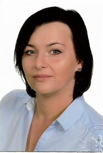 Portret kobiety z ciemnymi włosami w niebieskiej koszuli na białym tle, ujęcie biznesowe.