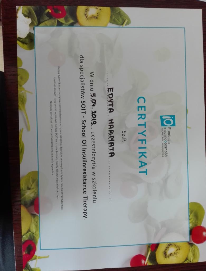 Certyfikat ukończenia szkolenia SOIT - School Of Insulinresistance Therapy, udekorowany motywem owocowo-warzywnym.