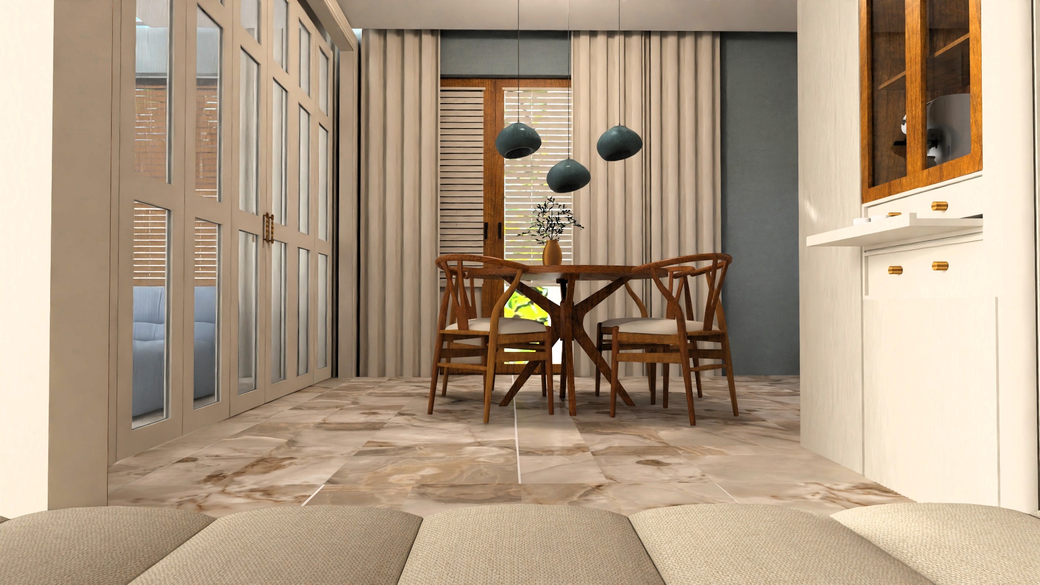 Jasna jadalnia z drewnianym stołem i krzesłami, oświetlona trzema wiszącymi lampami. Podłoga z płytek imitujących marmur. W tle okno z żaluzjami i zasłonami.