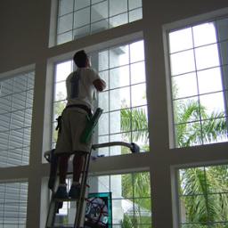 Mycie okien, witryn szklanych. przeszkleń