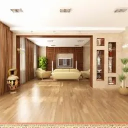 Jasne, przestronne wnętrze salonu z parkietem, beżowymi zasłonami i sofą, ozdobnym wazonem i roślinami doniczkowymi, widok przez szerokie przejście do dalszej części pomieszczenia.