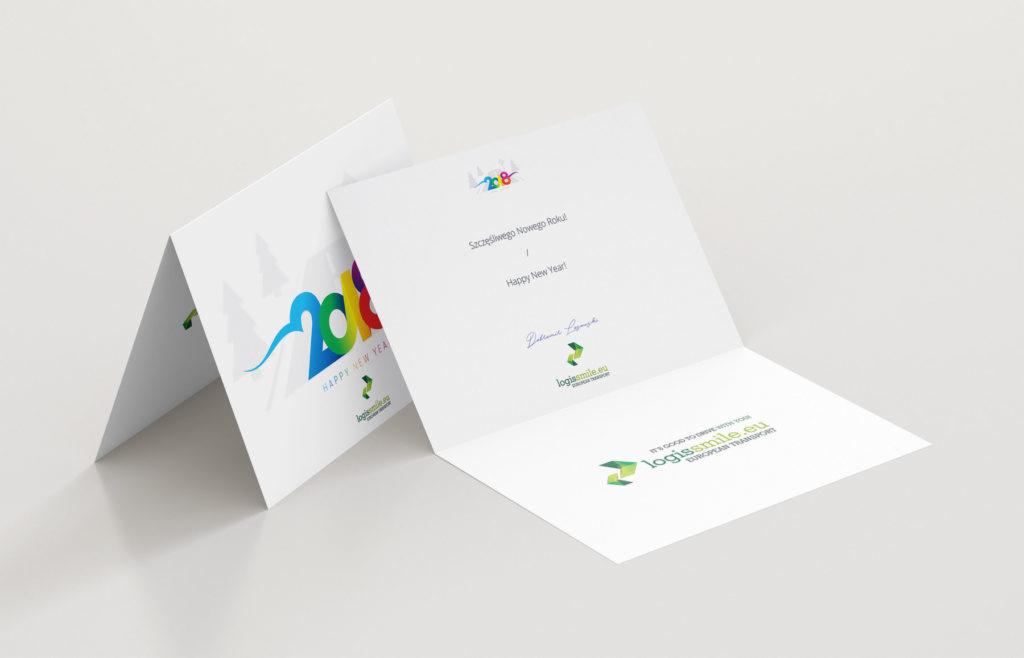 Dwie otwarte kartki świąteczne z życzeniami noworocznymi w języku polskim i angielskim oraz logo firmy logissmile.eu. Kartka po lewej stronie z grafiką 2018 i choinkami, kartka po prawej z tekstem...