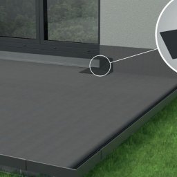 Styl Naprawa - Szary taras z odpływem liniowym przy oknie balkonowym, widoczny detal uszczelnienia rogu przy ścianie