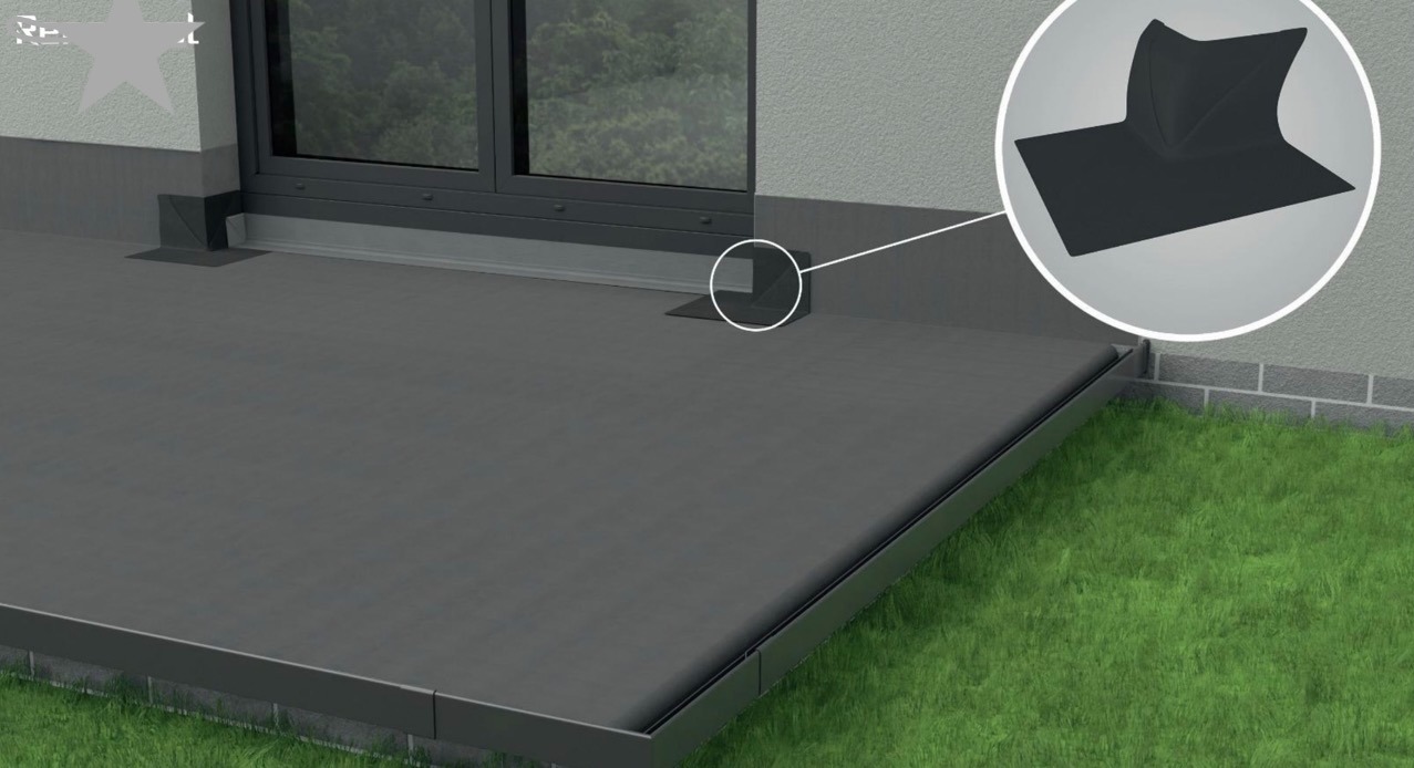 Szary taras z odpływem liniowym przy oknie balkonowym, widoczny detal uszczelnienia rogu przy ścianie