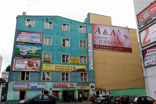 Kamienica w Łodzi przy ul. Mickiewicza obwieszona reklamami, lokale biurowe i handlowe na wynajem