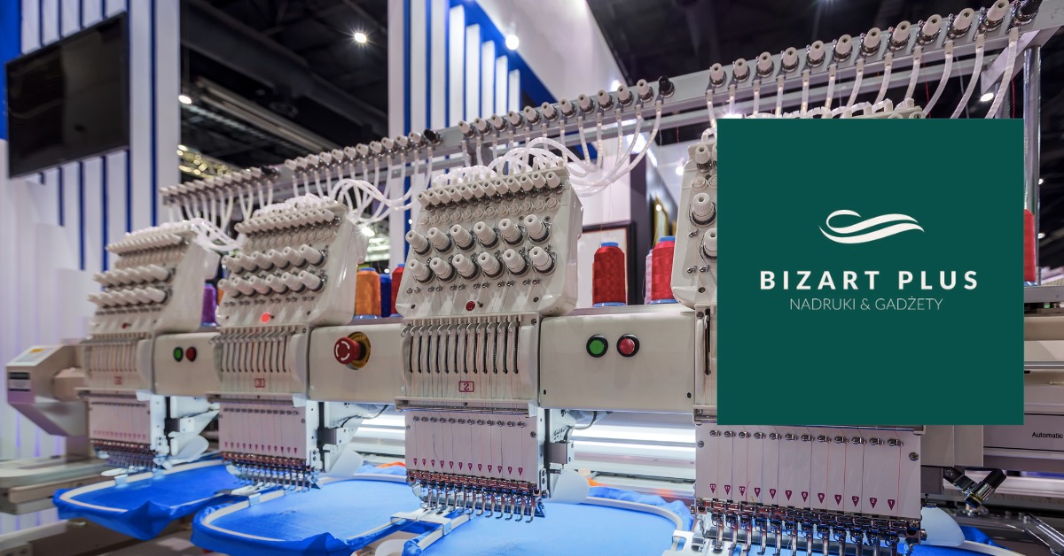 Profesjonalna maszyna hafciarska w trakcie pracy, z widocznym logo firmy 'Bizart Plus' na tle. Precyzyjne igły i kolorowe nici gotowe do tworzenia wzorów.