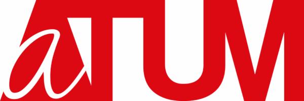 Czerwone logo firmy ATUM z charakterystyczną literą 'a' w formie stylizowanej ligatury.