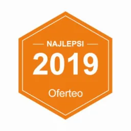 Pomarańczowa odznaka Oferteo 'Najlepsi 2019' z białym napisem na białym tle.