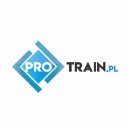 Logo firmy ProTrain.pl z niebieskim rombem i czarnym napisem nazwy domeny na białym tle.
