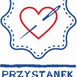 Logo firmy krawieckiej: Stylizowane serce z igłą na tle dekoracyjnej ramki z przeszyciami, nazwa 'PRZYSTANEK ALASKA' poniżej.