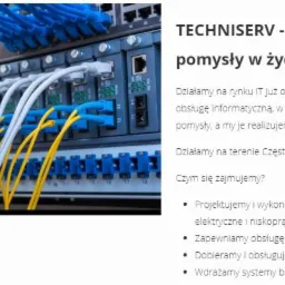 Dłoń trzyma moduł SFP wpięty do portu sieciowego na tle panelu krosowniczego z kablami światłowodowymi i ethernetowymi.
