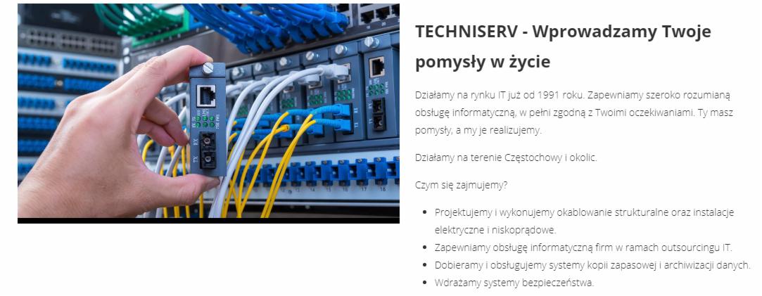 Dłoń trzyma moduł SFP wpięty do portu sieciowego na tle panelu krosowniczego z kablami światłowodowymi i ethernetowymi.