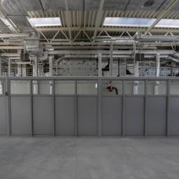 Instalacje technologiczne w hali przemysłowej.