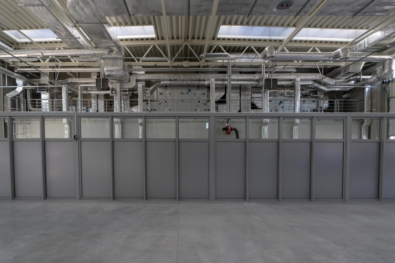 Instalacje technologiczne w hali przemysłowej.