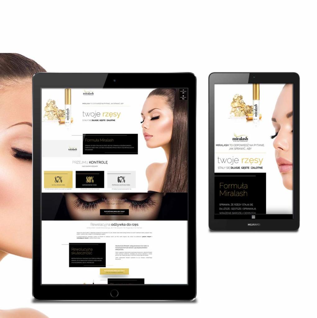 Dwa tablety prezentujące stronę internetową produktu do pielęgnacji rzęs, z portretem kobiety w tle i fragmentem twarzy modelki po lewej stronie.