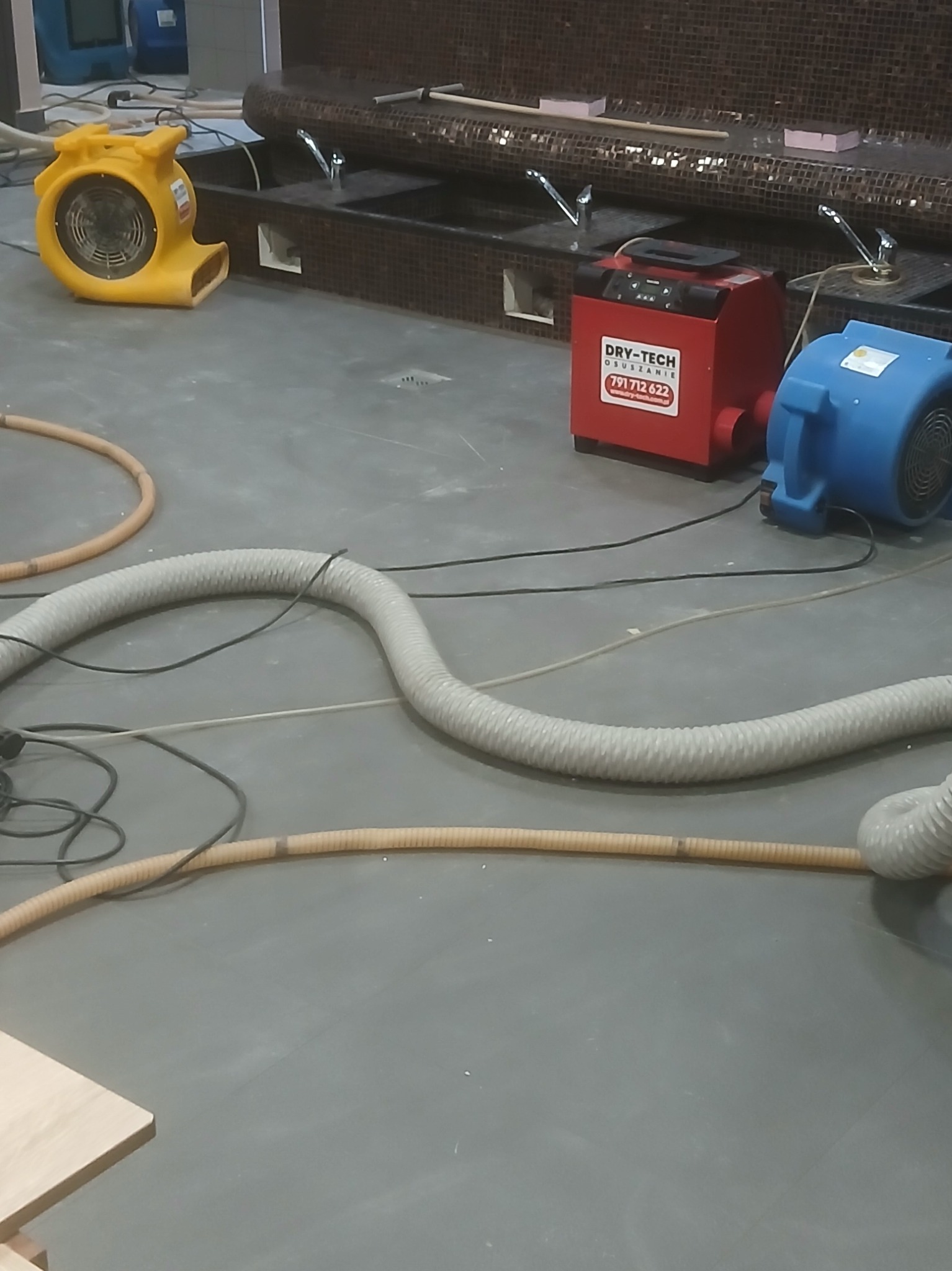 osuszanie-po-zalaniu osuszanie-podposadzkowe