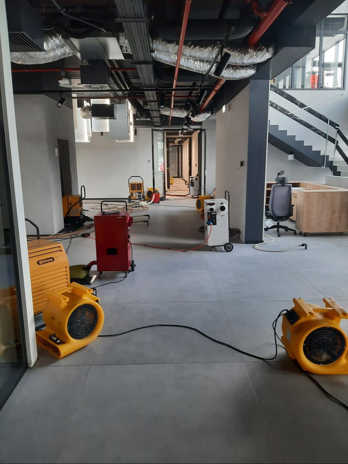 Osuszanie-pomieszczeń-po-zalaniu