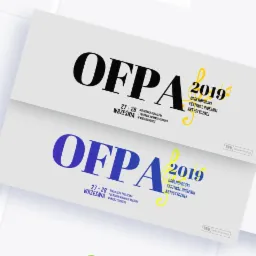 Dwa identyczne projekty graficzne plakatu OFPA 2019 w kolorze czarnym i niebieskim, z motywem muzycznym, prezentowane pod kątem na białym tle.