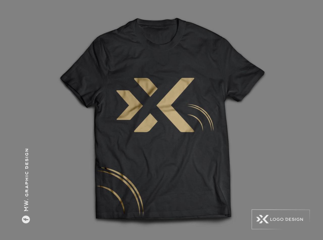Czarna koszulka z nadrukowanym złotym logo w kształcie litery X i elementami graficznymi, leżąca na szarym tle.