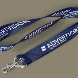 Niebieskie smycze reklamowe z logo 'ADVERTVISION' i napisem 'agencja reklamowa' na szarym tle, widoczne zapięcie smyczy.