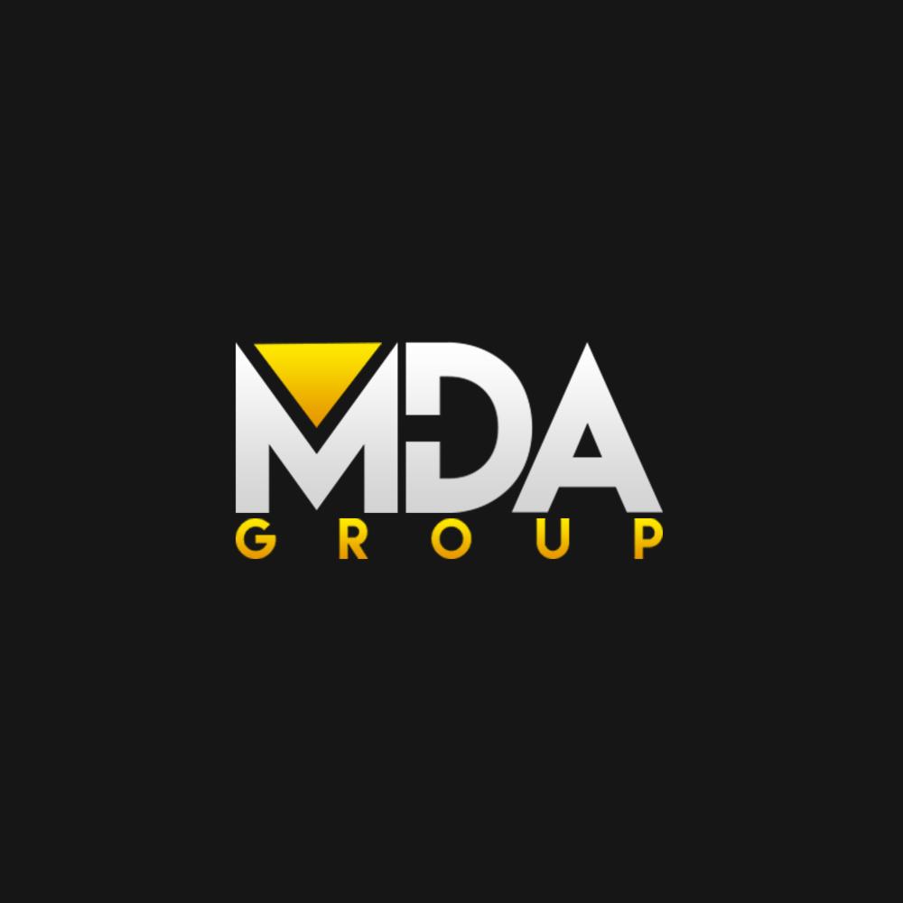 Logo firmy MDA Group z żółtym trójkątem nad białym napisem MDA i żółtym napisem GROUP na czarnym tle.