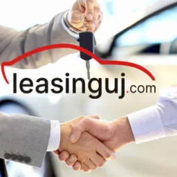 Uścisk dłoni dwóch mężczyzn na tle białego samochodu; jeden z nich trzyma kluczyki, a nad nimi widnieje logo z nazwą firmy.