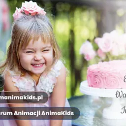 Uśmiechnięta blondynka z różami we włosach na tle dekoracji urodzinowej i logotypu firmy AnimaKids, oferującej animacje na imprezy.