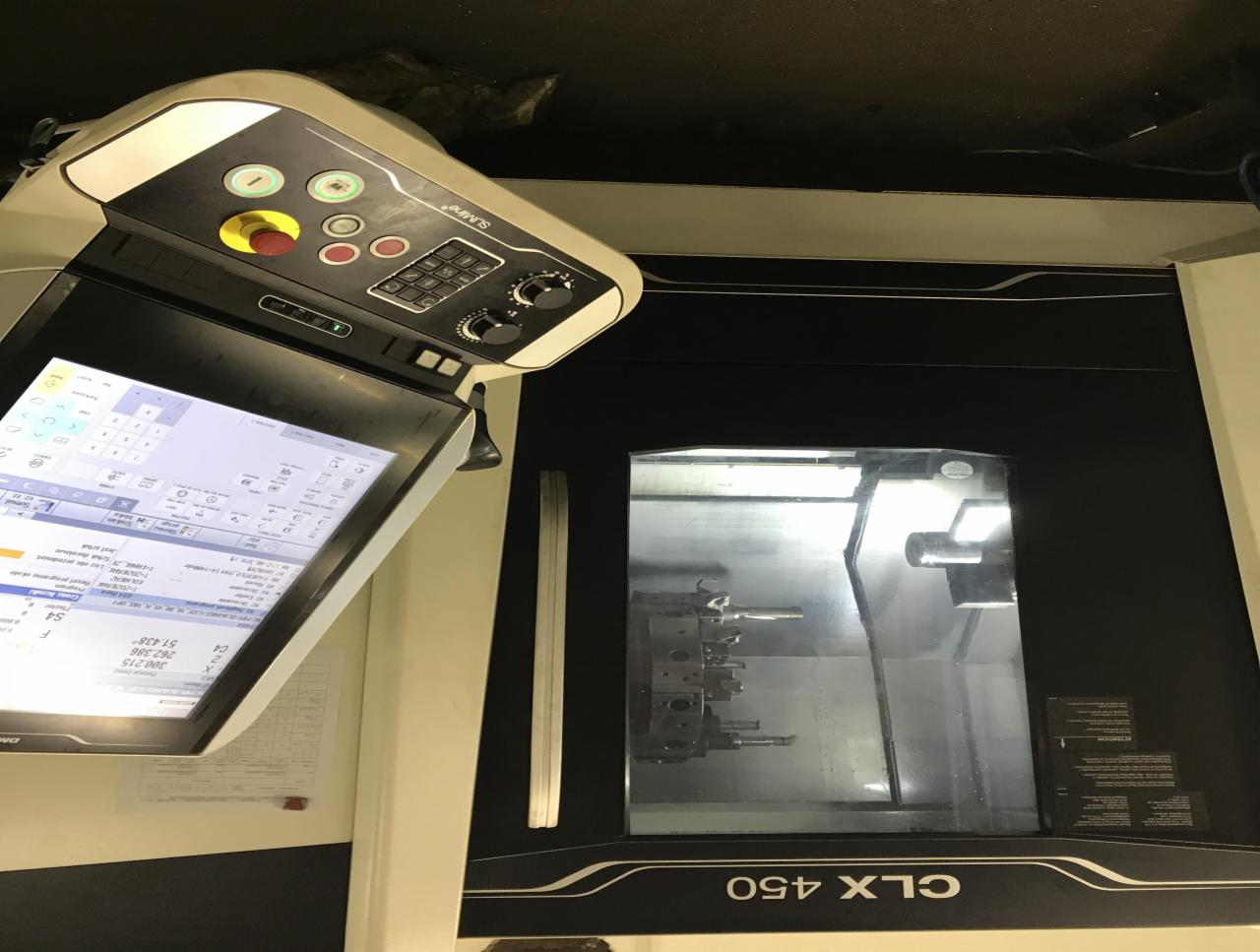 Nowoczesna frezarka CNC CLX 450 z panelem sterowania, widok na wnętrze komory roboczej z zamocowanym detalem.