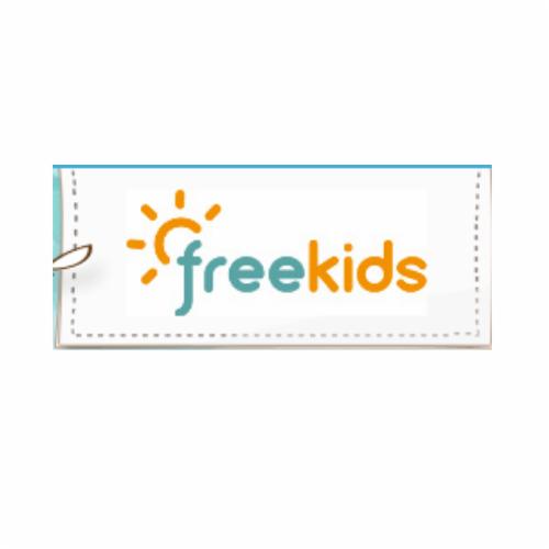 Logo Freekids z symbolem słońca w kolorze pomarańczowym nad napisem w kolorach niebieskim i pomarańczowym, umieszczone na białej kartce z obramowaniem w kropki.