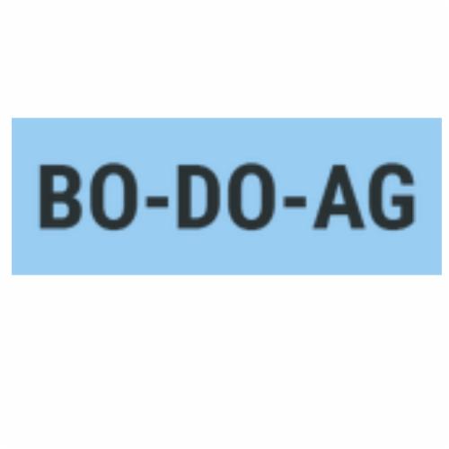 Napis BO-DO-AG w kolorze ciemnoszarym na jasnoniebieskim tle, prawdopodobnie fragment tablicy rejestracyjnej lub oznaczenie pojazdu.