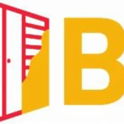 Graficzne logo firmy budowlanej ANBUD, z czerwoną częścią AN i żółtą częścią BUD, z wkomponowanymi elementami drzwi w literę N.