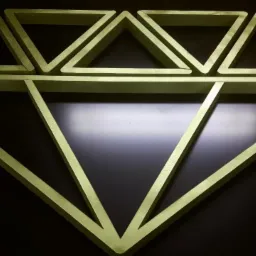 Geometryczny wzór diamentu utworzony z trójkątnych, złotych ramek na ciemnym tle.