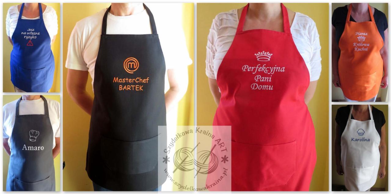 Kolekcja haftowanych fartuchów kuchennych z różnymi napisami i motywami, w tym 'Jesz na własne ryzyko', logo MasterChef, 'Perfekcyjna Pani Domu', 'Królowa Kuchni' i imiona, prezentowana na osobach.