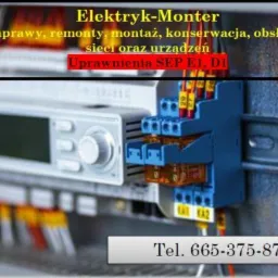 Tablica rozdzielcza z modułami, przewodami i aparaturą kontrolno-pomiarową, widoczne oznaczenia KA1 i KA2 na niebieskich elementach.