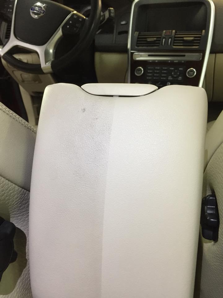 Wnętrze samochodu marki Volvo, widoczny podłokietnik przed i po czyszczeniu, wyraźna różnica w odcieniu i czystości po lewej i prawej stronie.