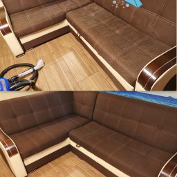 Santo Błysk - Dwuczęściowe zdjęcie narożnika z brązową tapicerką: górna część pokazuje narożnik przed czyszczeniem, z widocznymi plamami i zabrudzeniami, a obok leży urządzenie do czyszczenia tapicerki; dolna...