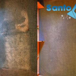 Santo Błysk - Fragment ściany pokrytej dywanem z widoczną różnicą w czystości przed i po czyszczeniu, obok regał z jasnego drewna, w prawym górnym rogu logo firmy Santo Błysk.