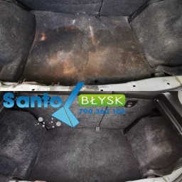 Santo Błysk - Porównanie bagażnika samochodowego przed i po czyszczeniu, widoczne znaczne różnice w czystości tapicerki, z nałożonym logo firmy sprzątającej.