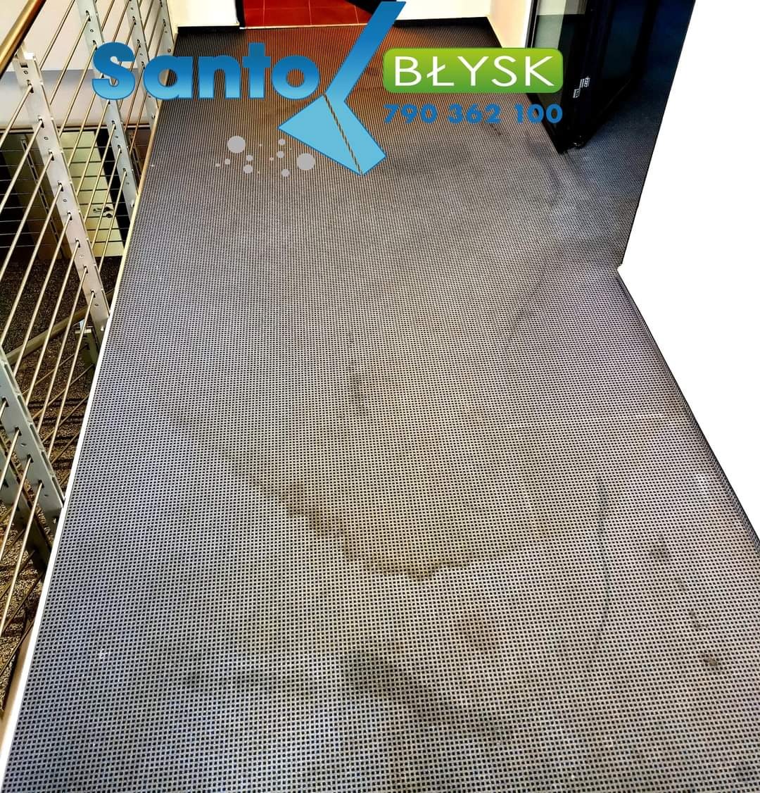 Szary dywan z drobnymi oczkami na schodach, widoczne plamy i logo firmy Santo Błysk w górnej części kadru.