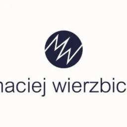 Logo firmy Maciej Wierzbicki z abstrakcyjnym symbolem w granatowym okręgu powyżej nazwy.
